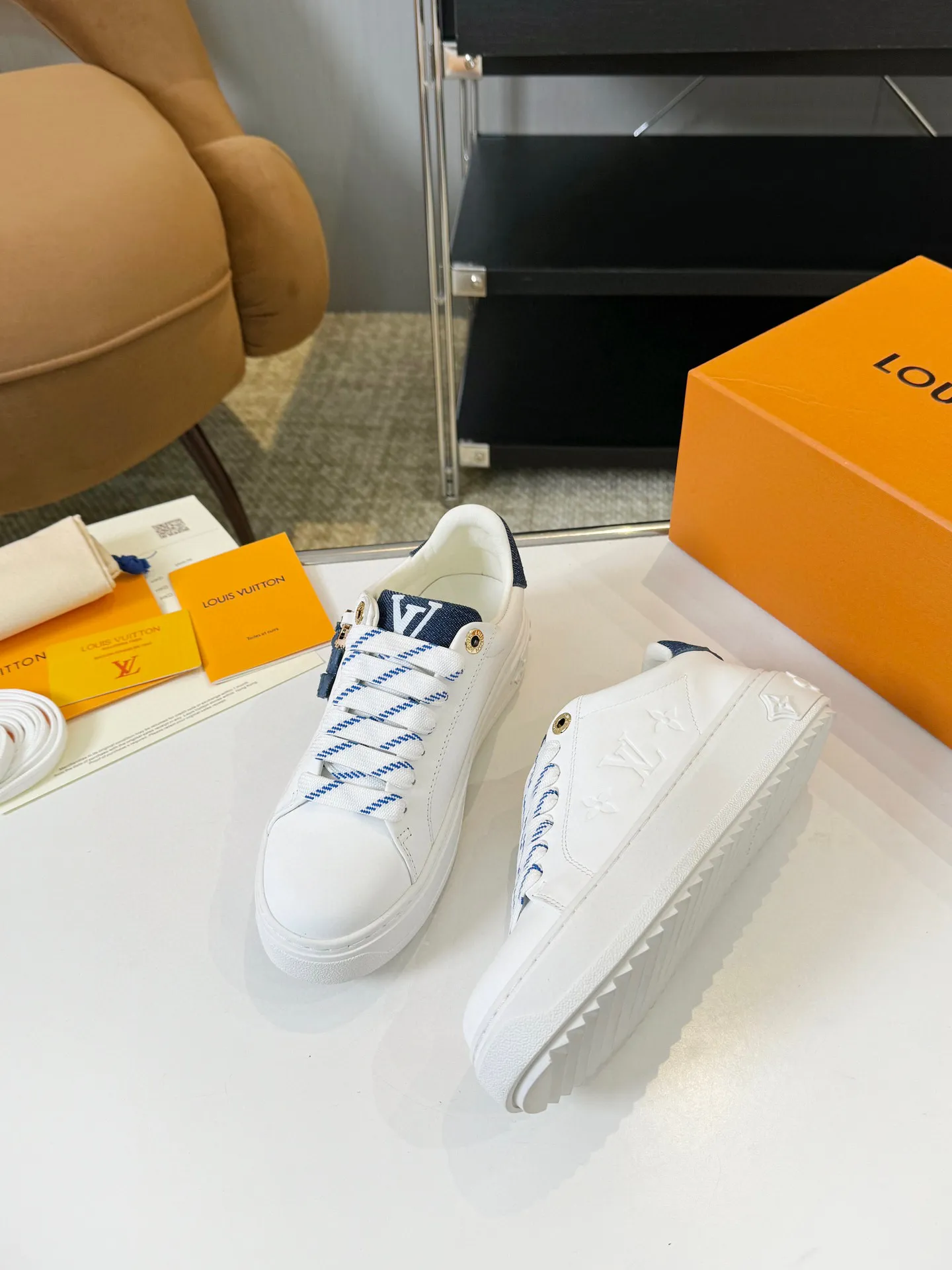 Men's Men's Shoes 💰💰660 Women's LV [Beverly Hills Sports Shoes Series] This Beverly Hills sports shoes are made of grained cow leather with Damier pattern, echoing the current season's leather goods series. The thick rubber outsole is lightweight, and an embossed Louis Vuitton logo adds a branding touch. Padded insole and technical fabric lining enhance comfort.  Detailed Features ♛ Embossed grained cowhide leather ♛ Ultra-lightweight rubber outsole ♛ Louis Vuitton logo on tongue and outsole ♛ Size: 35-40